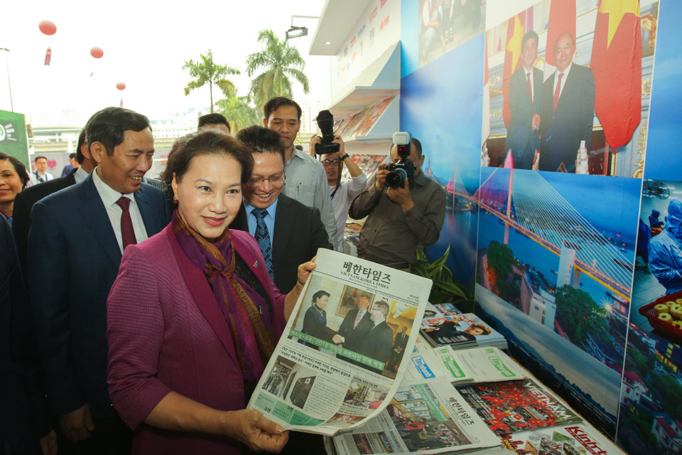 Chủ tịch Quốc hội Nguyễn Thị Kim Ngân thăm gian trưng bày của Thông tấn xã Việt Nam. (Ảnh: Minh Sơn/Vietnam+)