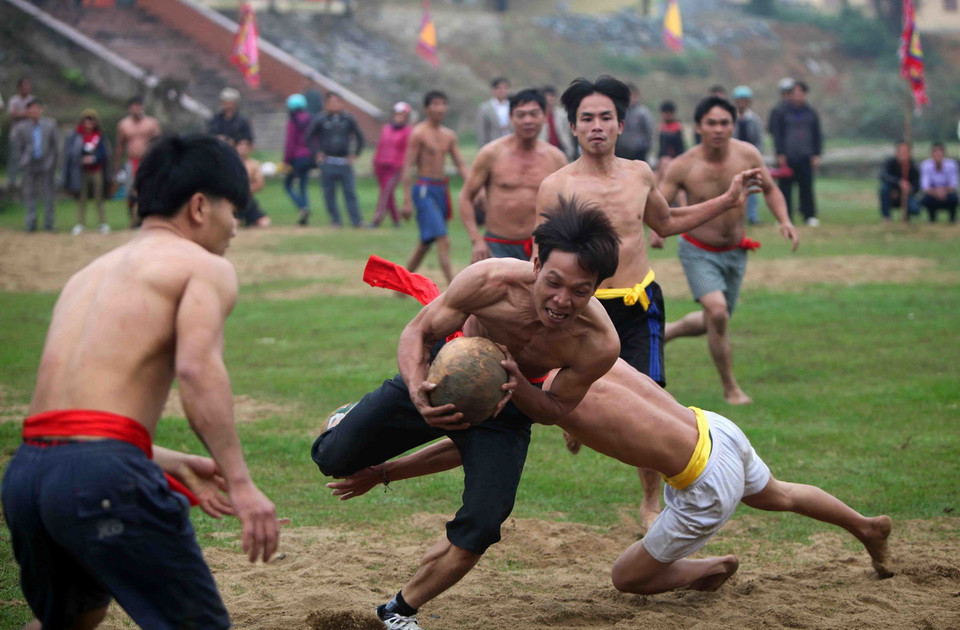  Thi đấu vật cù trong hội đền Bạch Mã. (Ảnh: Thanh Tùng/TTXVN)