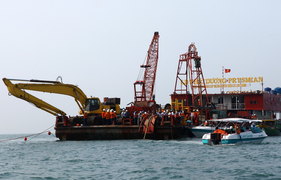 Giai đoạn thả cáp ngầm đang được triển khai từ đảo vào đất liền. (Ảnh: Ngọc Hà/TTXVN) 