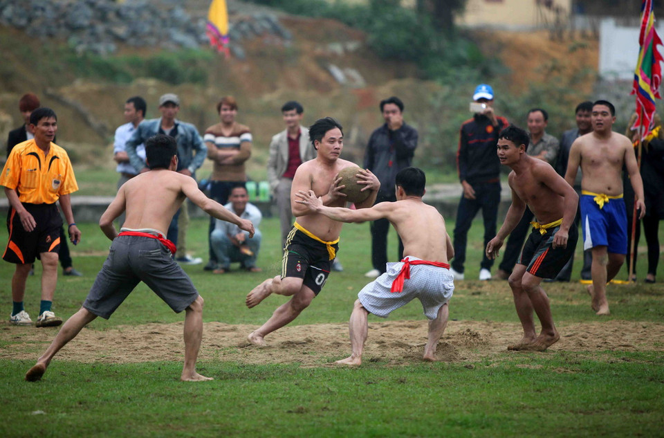  Thi đấu vật cù trong hội đền Bạch Mã. (Ảnh: Thanh Tùng/TTXVN)