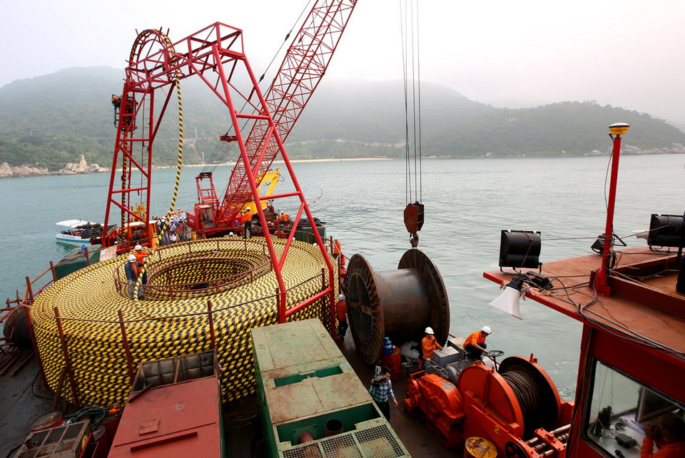  Giai đoạn thả cáp ngầm đang được triển khai từ đảo vào đất liền. (Ảnh: Ngọc Hà/TTXVN) 