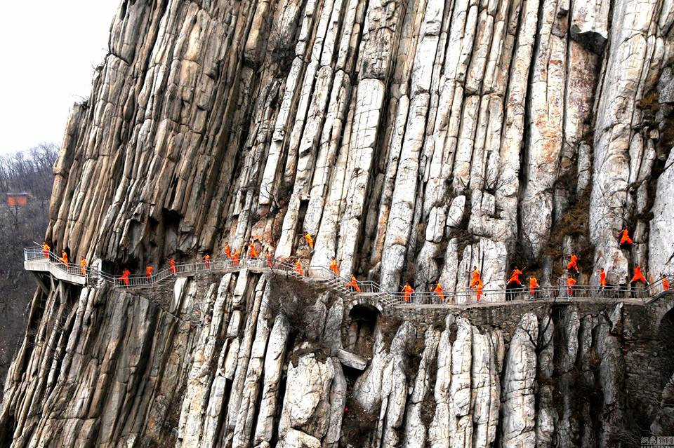 Các 'cao thủ Võ Lâm' đang tập luyện môn võ Thiếu Lâm trên vách núi Songshan ở Đăng Phong, Hà Nam (Trung Quốc). (Nguồn: CCTVNews)