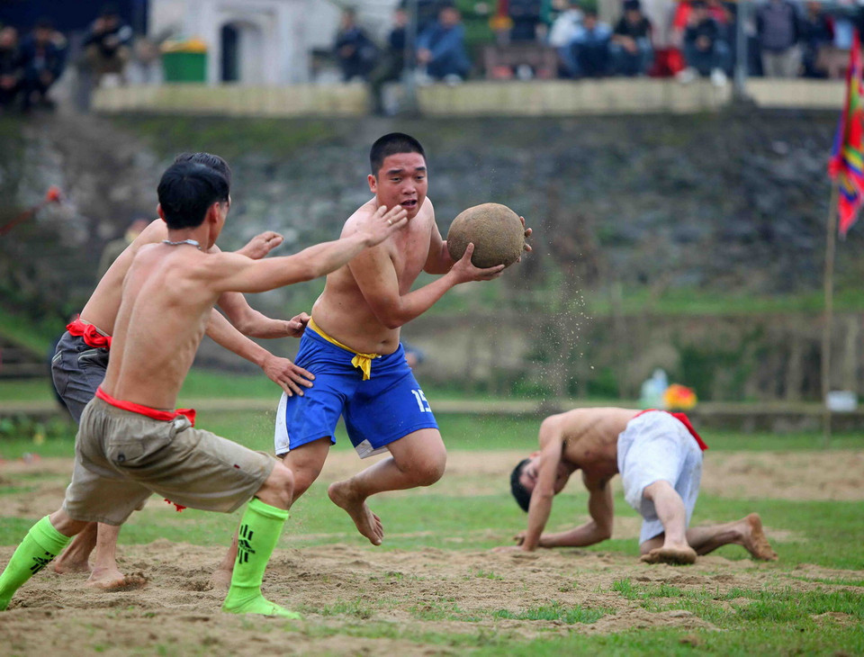  Thi đấu vật cù trong hội đền Bạch Mã. (Ảnh: Thanh Tùng/TTXVN)