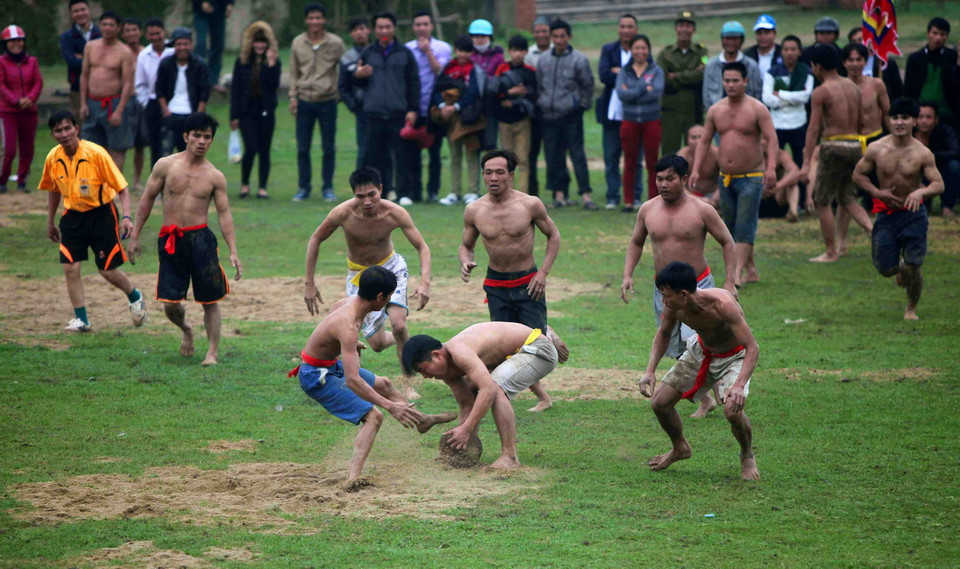 Bên cạnh phần lễ trang nghiêm thì phần hội với nhiều trò chơi dân gian luôn được nhân dân và du khách nhiệt tình tham gia cổ vũ. (Ảnh: Thanh Tùng/TTXVN)