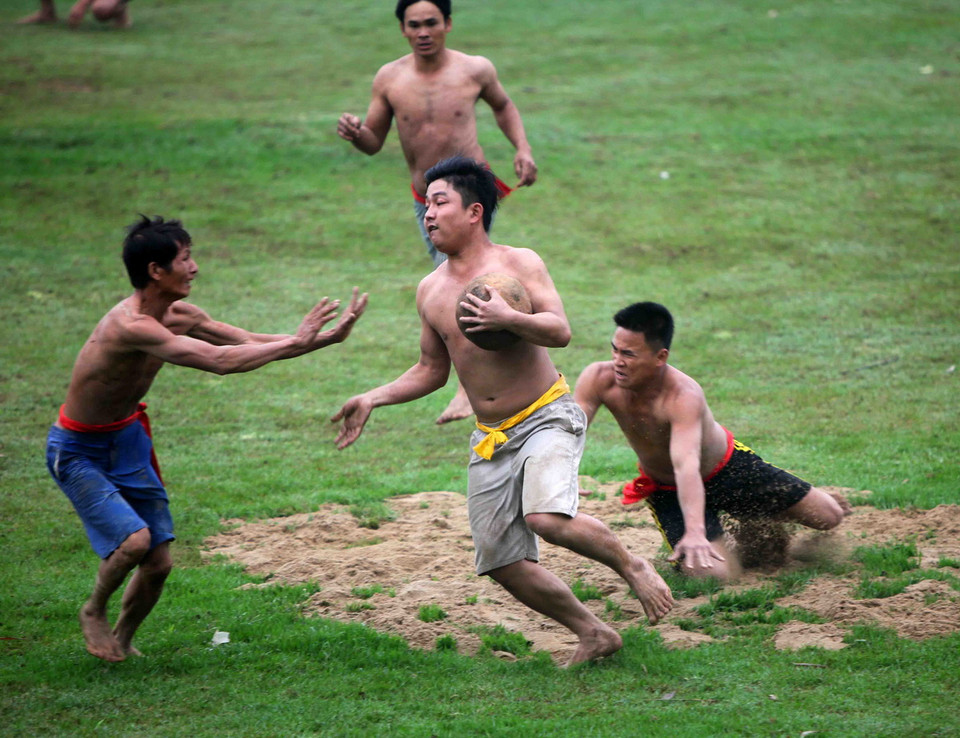  Thi đấu vật cù trong hội đền Bạch Mã. (Ảnh: Thanh Tùng/TTXVN)