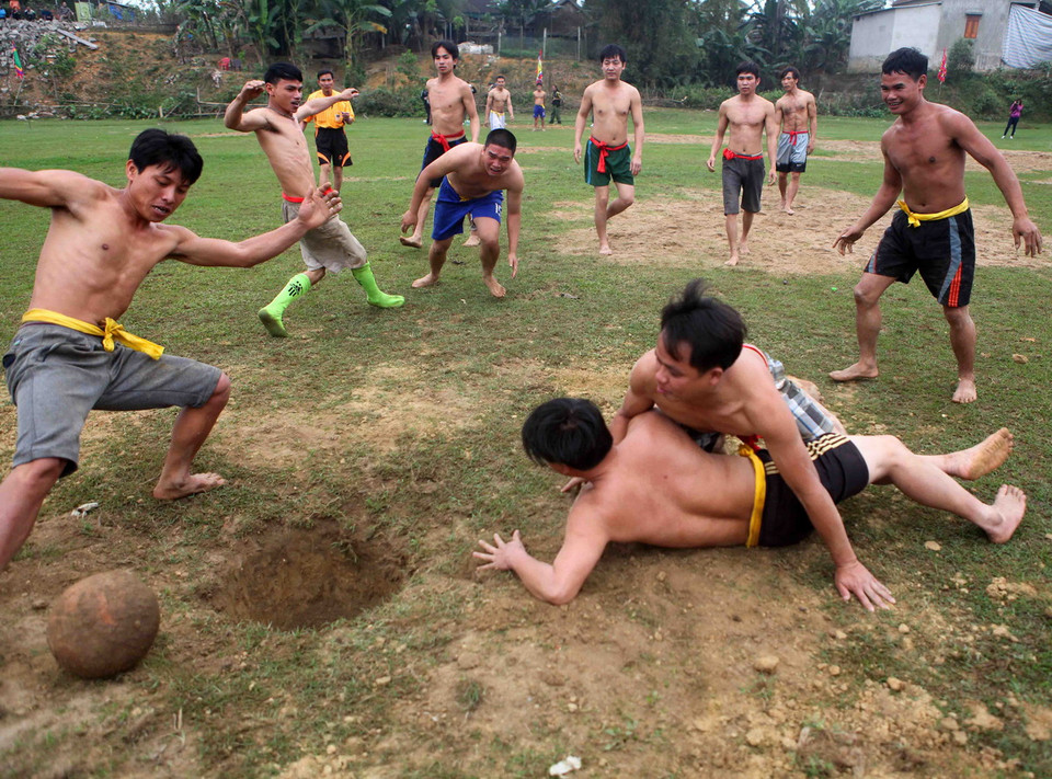  Hội đền Bạch Mã xã Võ Liệt, huyện Thanh Chương (Nghệ An) năm 2016 diễn ra trong 2 ngày 17,18/3 (tức ngày 9,10 tháng 2 Âm lịch) tưởng nhớ danh tướng Phan Đà, người đã có công lớn và hy sinh trong cuộc kháng chiến chống quân Minh ở thế kỷ 15, được Lê Lợi phong là “Đô Thiên Đại Đế Bạch Mã Thượng Đẳng Phúc Thần”. (Ảnh: Thanh Tùng/TTXVN)