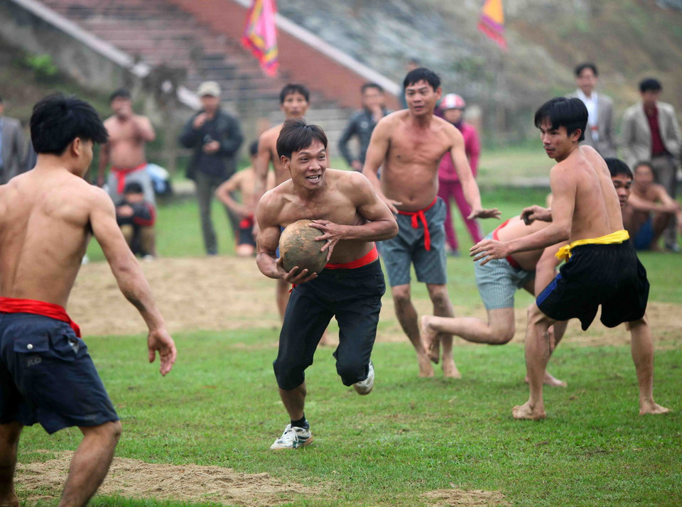 Quả cù được làm từ gốc cây chuối với trọng lượng khoảng 10kg, nên các cầu thủ phải có sức khỏe tốt, nhanh nhẹn, khéo léo, phối hợp tốt mới mong đưa được quả cù vào lỗ để ghi điểm trước sự cản phá quyết liệt của đối phương. (Ảnh: Thanh Tùng/TTXVN)