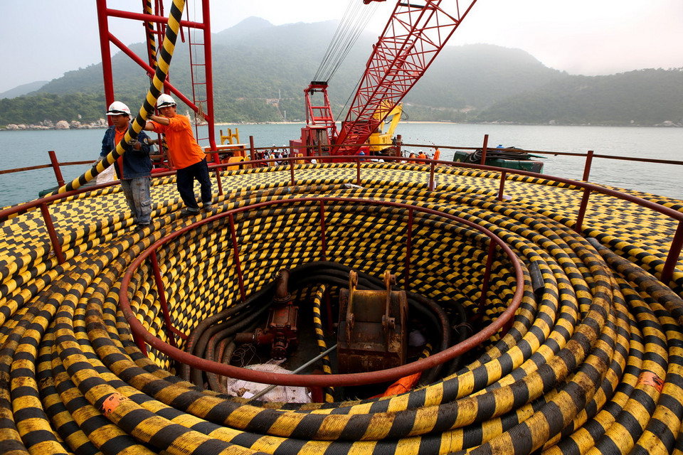  Giai đoạn thả cáp ngầm đang được triển khai từ đảo vào đất liền. (Ảnh: Ngọc Hà/TTXVN)