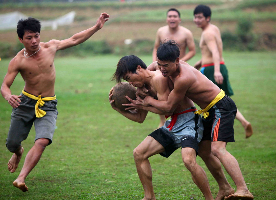 Hai đội tham gia thi đấu 2 hiệp (mỗi hiệp 15 phút) với đội hình 7 người, là các thanh niên trai tráng có sức khỏe và độ khéo léo, dẻo dai được tuyển chọn từ các thôn, làng trong xã. (Ảnh: Thanh Tùng/TTXVN)