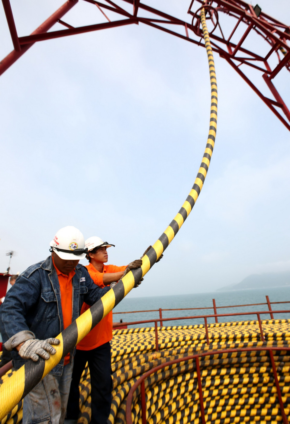  Giai đoạn thả cáp ngầm đang được triển khai từ đảo vào đất liền. (Ảnh: Ngọc Hà/TTXVN)