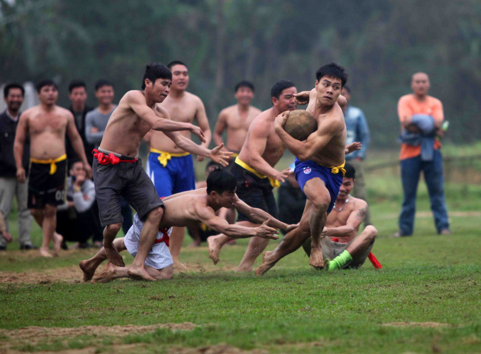  Thi đấu vật cù trong hội đền Bạch Mã. (Ảnh: Thanh Tùng/TTXVN)