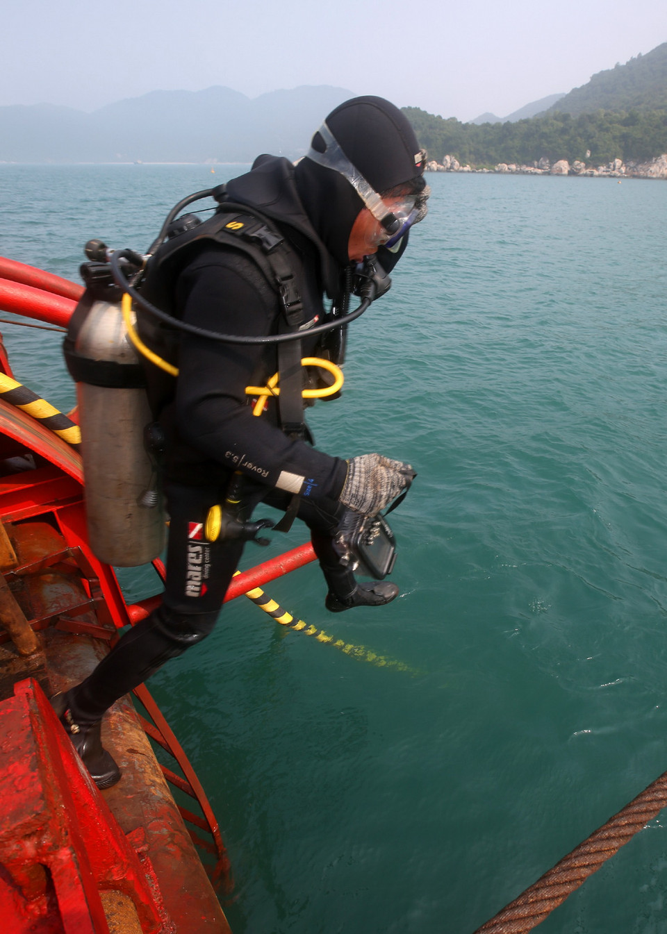 Thợ lặn kiểm tra kỹ thuật việc chôn rải cáp ngầm từ đảo vào đất liền. (Ảnh: Ngọc Hà/TTXVN) 