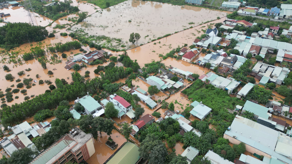 Hàng trăm hộ dân tại phường Phước Tân (thành phố Biên Hòa - tỉnh Đồng Nai) bị ngập sâu trong nước lũ. (Ảnh: Lê Xuân/TTXVN)