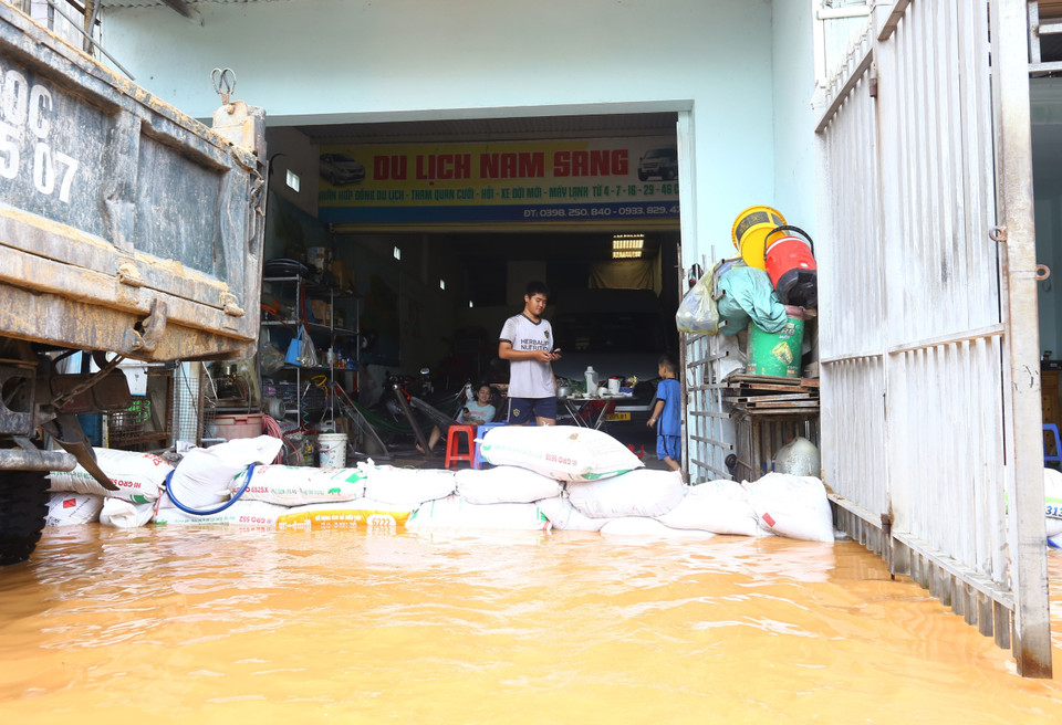 Người dân phường Phước Tân, thành phố Biên Hòa (tỉnh Đồng Nai) chủ động ngăn nước lũ chảy vào nhà. (Ảnh: Lê Xuân/TTXVN)
