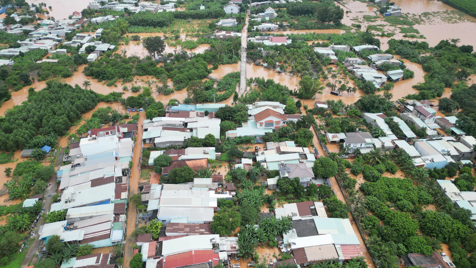 Hàng trăm hộ dân tại phường Phước Tân (thành phố Biên Hòa, tỉnh Đồng Nai) bị ngập sâu trong nước lũ. (Ảnh: Lê Xuân/TTXVN)