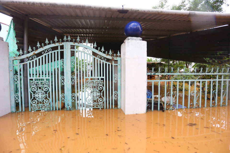 Nhiều hộ dân tại ấp Miễu, phường Phước Tân, thành phố Biên Hòa (tỉnh Đồng Nai) phải sơ tán trong đêm do nước lũ từ thường nguồn sông Buông dâng cao. (Ảnh: Lê Xuân/TTXVN)