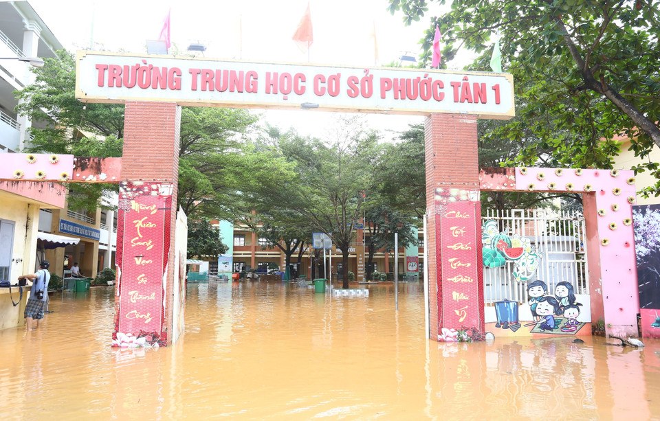Trường Trung học Cơ sở Phước Tân 1 (phường Phước Tân, thành phố Biên Hòa - tỉnh Đồng Nai) ngập cao gần 1m, hơn 2.600 học sinh phải nghỉ học. (Ảnh: Lê Xuân/TTXVN)