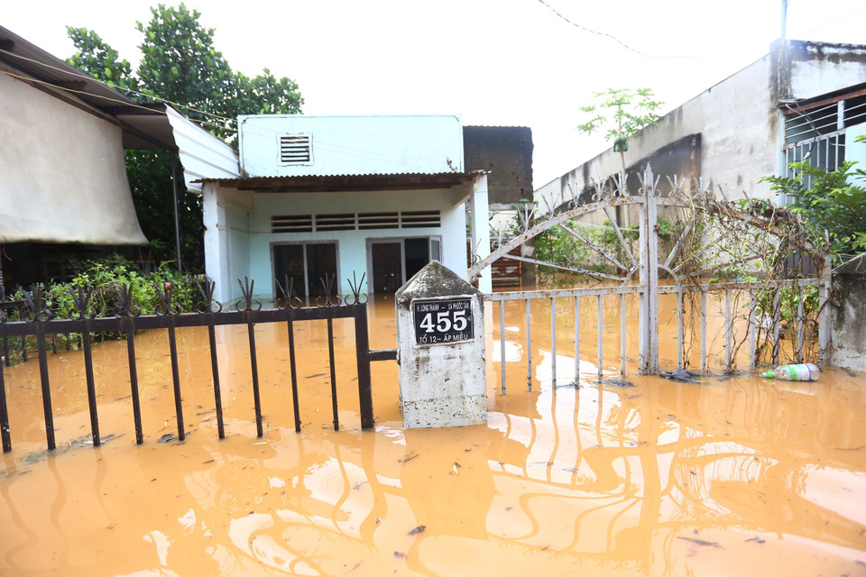 Nhiều hộ dân tại ấp Miễu, phường Phước Tân, thành phố Biên Hòa - tỉnh Đồng Nai phải sơ tán trong đêm do nước lũ từ thường nguồn sông Buông dâng cao. (Ảnh: Lê Xuân/TTXVN)