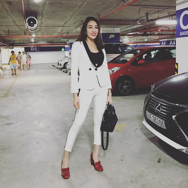 Nhờ bộ suit đen trắng được cắt may vừa vặn, Lê Hà đã khai thác được lợi thế vóc dáng chuẩn mẫu. Người đẹp kết hợp ăn ý trang phục cùng giày cao gót của Gucci và túi xách da tuyền đen, làm bật nét sang trọng, trẻ trung, đầy sức hút.