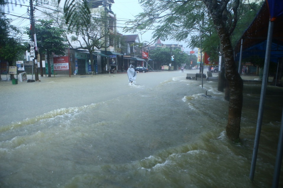 Tính đến trưa 1/11, tại tỉnh Hà Tĩnh, mưa lớn tiếp tục gây ngập lụt trên diện rộng. Đã có hơn 2.700 nhà dân ở 5 huyện, thị xã bị ngập nước, một nhà dân bị sập đổ, các trục đường giao thông liên xã vùng hạ du hồ Kẻ Gỗ và Sông Rác đang bị ngập sâu, gây ách tắc giao thông... (Ảnh: Minh Quyết/TTXVN)