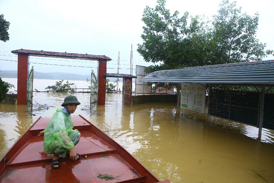 Xã Phương Mỹ, huyện Hương Khê chìm trong biển nước. (Ảnh Minh Quyết/TTXVN) 
