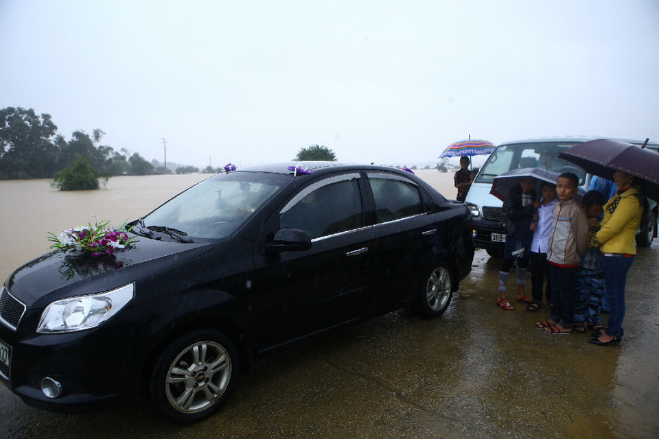 Một đám cưới chờ thuyền để rước dâu tại xã Hà Linh, huyện Hương Khê do đường về đã bị nước lũ chia cắt. (Ảnh: Minh Quyết/TTXVN) 