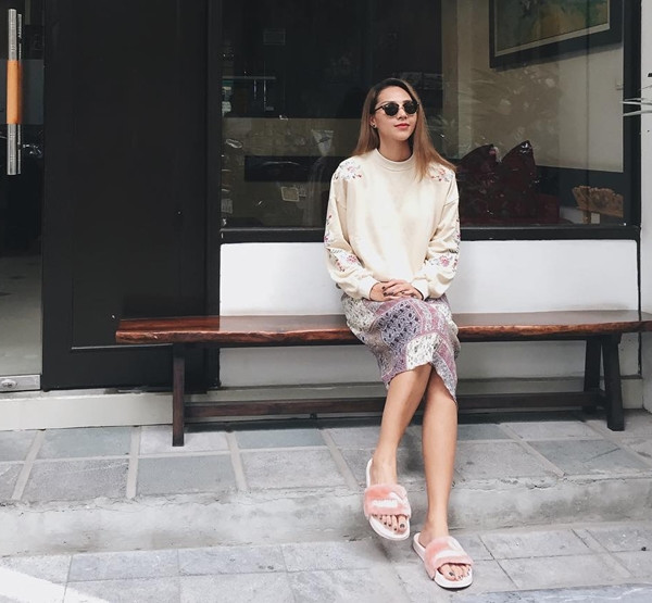 Minh Triệu hào hứng khi có dịp trải nghiệm gió mùa và không khí lạnh giá bất chợt của Hà Nội. Chân dài thích thú khoe street style ấm áp, với áo nỉ họa tiết màu sắc nền nã, kết hợp chân váy ngắn và tạo dấu ấn cá tính bằng đôi sandals đính lông của Puma.