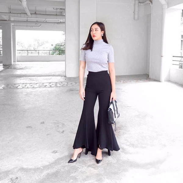 Phối áo cổ lọ màu ghi sáng và quần ống loe cạp cao, Văn Mai Hương gây bất ngờ khi khoe được vòng eo thon và vóc dáng ngày càng nuột nà, ấn tượng. Gu thời trang tinh tế, thanh lịch của nữ ca sĩ cũng nhận được nhiều lời khen từ người hâm mộ.