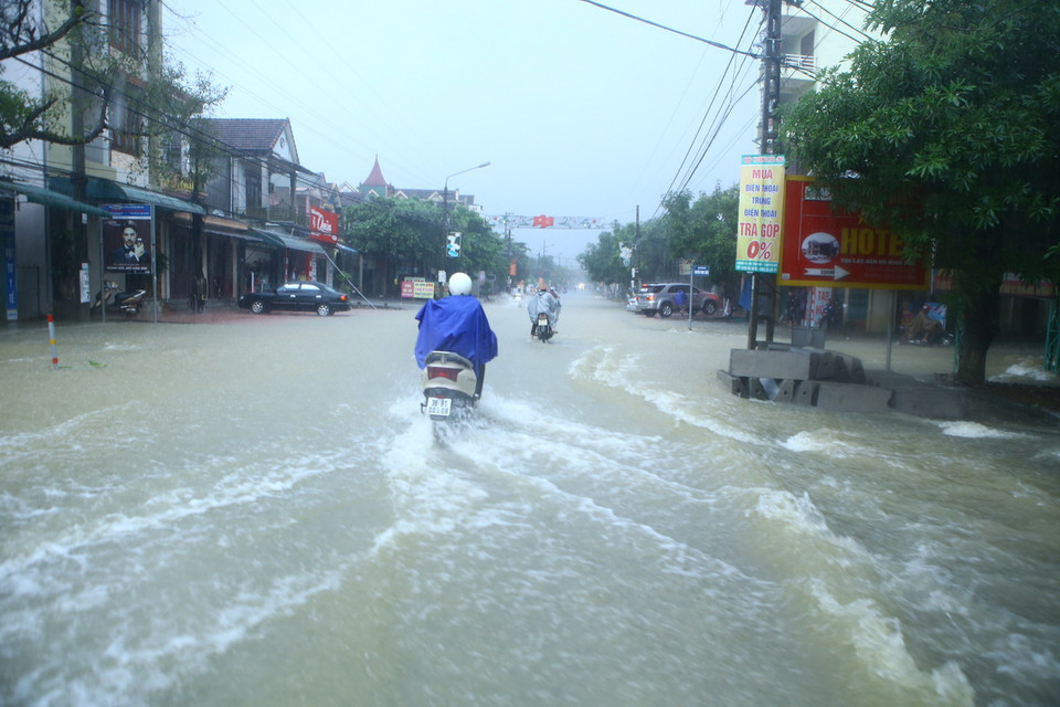 Riêng tại huyện Hương Khê, 13 xã bị ngập và 4 xã bị cô lập là xã Phương Điền, Hương Thủy, Hương Đô, Phương Mỹ. (Ảnh: Minh Quyết/TTXVN)