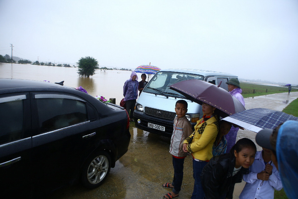 Một đám cưới chờ thuyền để rước dâu tại xã Hà Linh, huyện Hương Khê do đường về đã bị nước lũ chia cắt. (Ảnh: Minh Quyết/TTXVN) 