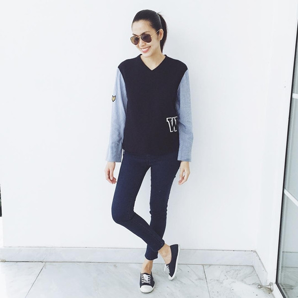 Tăng Thanh Hà hết mực tươi tắn trong bộ cánh đời thường, đề cao tính tiện dụng quen thuộc. Cô mix quần skinny jeans cùng áo phối màu lạ mắt, hoàn thiện vẻ năng động bằng đôi giày thể thao yêu thích.