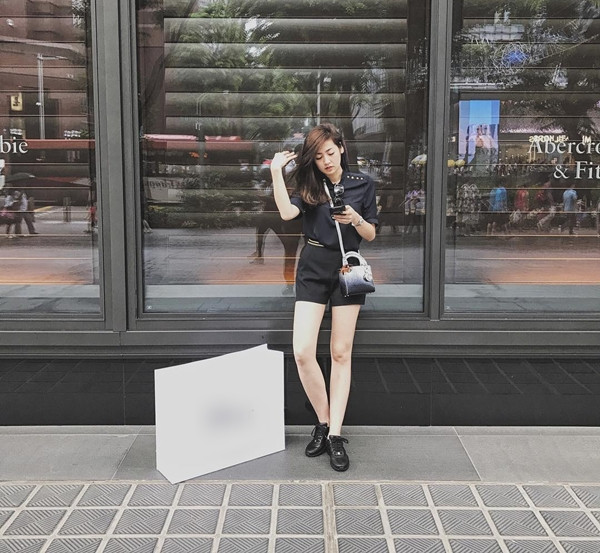 Chọn đồ dạo phố theo công thức tuyền đen, Á hậu Dương Tú Anh chỉ cần dùng túi đeo nhỏ màu ombre của Dior đã đủ để "thắp sáng" tổng thể trang phục.