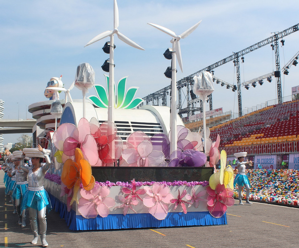 Đoàn xe diễu hành đi qua đoạn đường dài 1km trong khu vực F1 Pit Building. (Nguồn ảnh: TTXVN) 