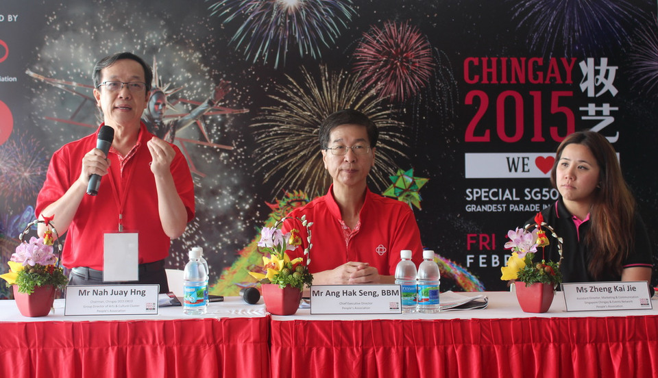 Trưởng Ban tổ chức Lễ hội Chingay 2015 Nah Juay Hng cho biết những nét chính tại lễ diễu hành lớn nhất tổ chức tại Singapore nhân dịp đảo quốc Sư tử kỷ niệm 50 năm ngày Quốc khánh. (Nguồn ảnh: TTXVN)