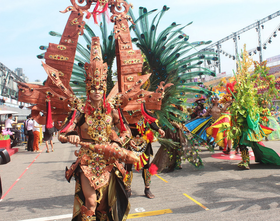 Các nghệ sỹ quốc tế đến với lễ hội Chingay 2015 tại Singapore. (Nguồn ảnh: TTXVN)