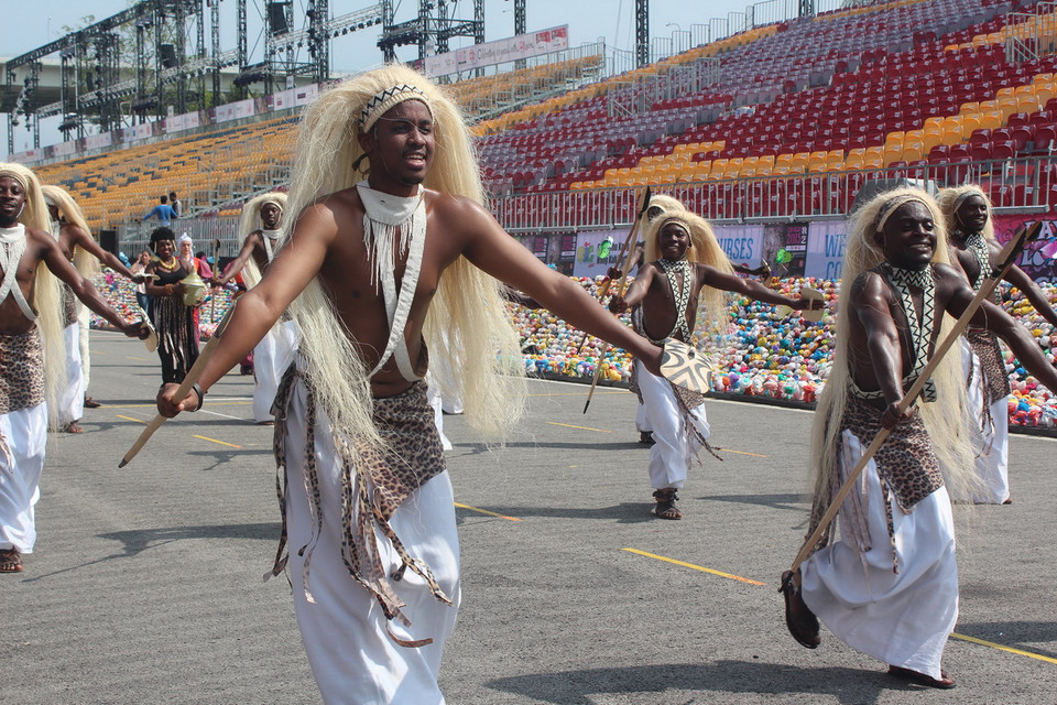Các nghệ sỹ đến từ Rwanda tham gia lễ hội Chingay 2015 với những trang phục và điệu nhảy mang đậm phong cách lục địa Đen. (Nguồn ảnh: TTXVN) 