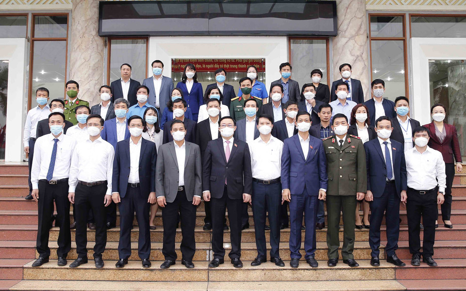 Chủ tịch Quốc hội Vương Đình Huệ chụp ảnh lưu niệm cùng cử tri quận Hải An (Hải Phòng). (Ảnh: Doãn Tấn/TTXVN)