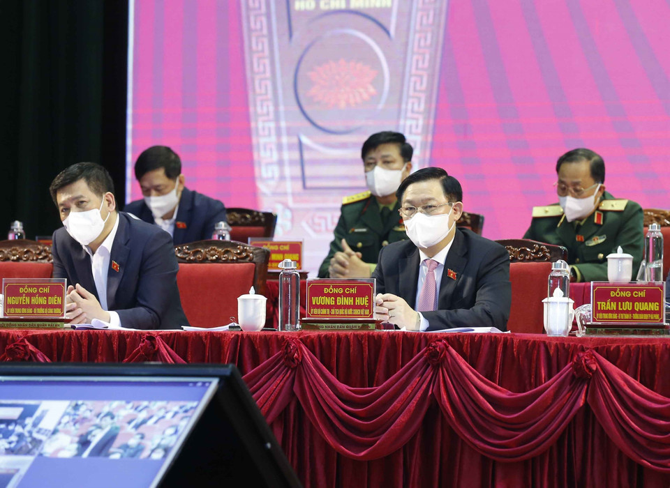 Chủ tịch Quốc hội Vương Đình Huệ và đại biểu Quốc hội lắng nghe ý kiến kiến nghị của cử tri. (Ảnh: Doãn Tấn/TTXVN)