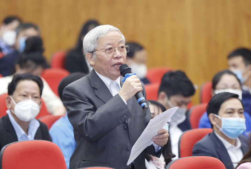 Cử tri Đinh Thành Công của quận Hải An phát biểu ý kiến. (Ảnh: Doãn Tấn/TTXVN)