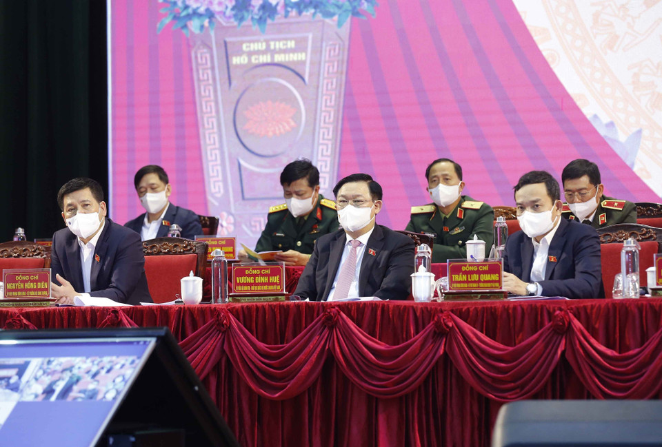 Chủ tịch Quốc hội Vương Đình Huệ và đại biểu Quốc hội tiếp xúc cử tri. (Ảnh: Doãn Tấn/TTXVN)