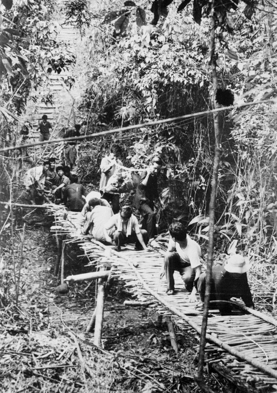 Làm đường giao liên ở chiến khu Trung Trung bộ. (Nguồn: TTXVN)