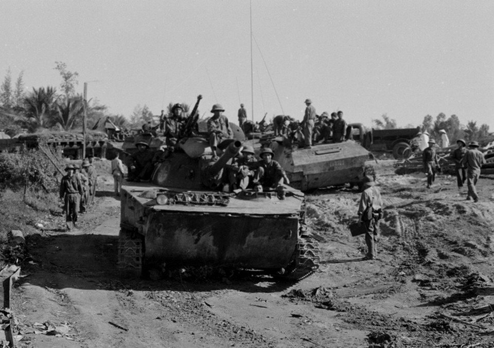 Pháo binh và xe tăng quân Giải phóng trên đường hành quân vào giải phóng Quy Nhơn. (Nguồn: TTXVN)