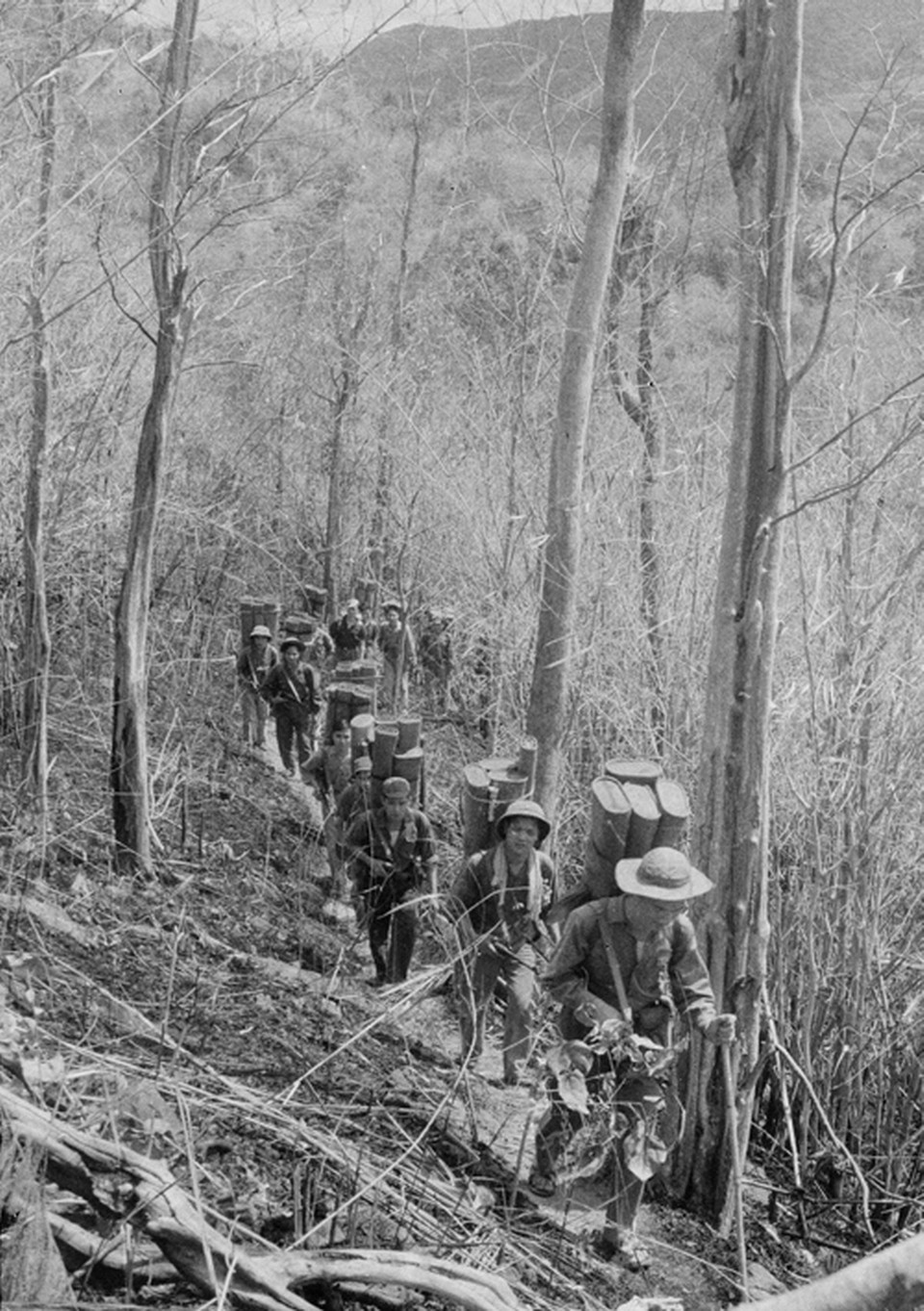 Bằng mọi phương tiện thô sơ và cơ giới, các chiến sỹ vận tải Tây Nguyên vận chuyển hàng tấn hàng hóa phục vụ chiến dịch. (Ảnh: Thanh Tụng/TTXVN)