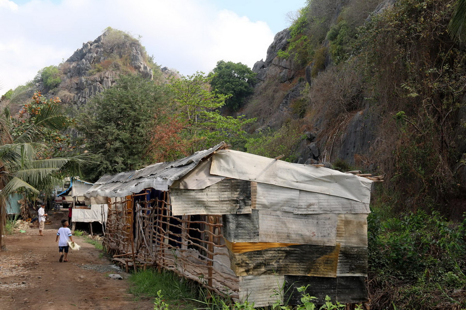  Nhếch nhác những dãy nhà tạm lấn chiếm, vi phạm cảnh quan môi trường khu Di tích lịch sử và thắng cảnh cấp quốc gia Mo So. (Ảnh: Lê Huy Hải/TTXVN)