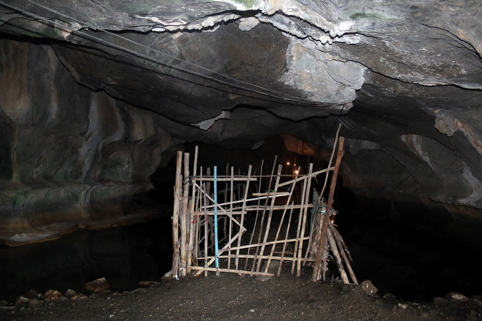 Một số đối tượng tự lập rào chắn vào hang động Mo So để thu tiền du khách đến tham quan. (Ảnh: Lê Huy Hải/TTXVN)