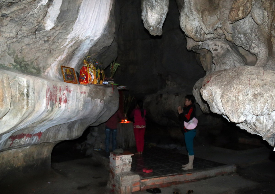 Một số đối tượng đã tự lập bàn thờ trong hang động Mo So để “thần thánh hóa” nhằm trục lợi bất chính. (Ảnh: Lê Huy Hải/TTXVN)