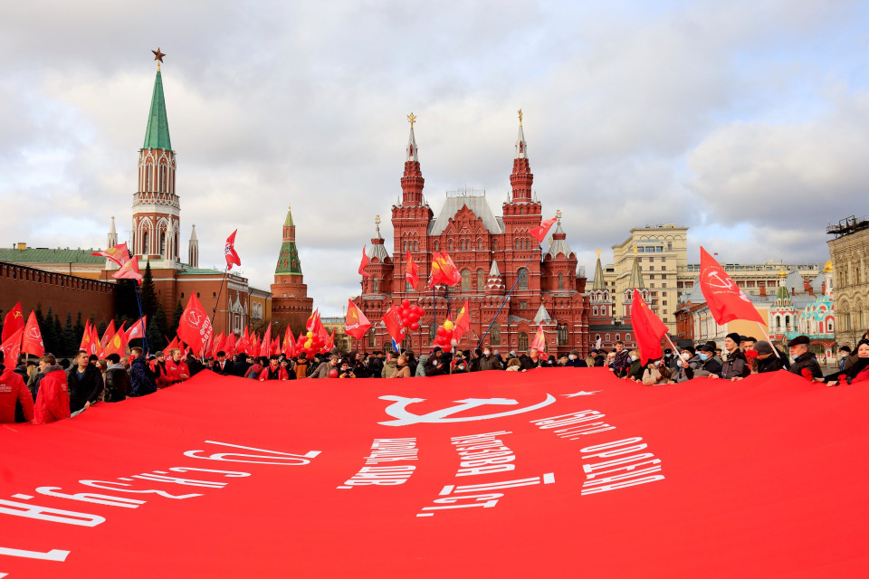 Cờ và băngrôn chào mừng 104 năm Cách mạng Tháng Mười trên Quảng trường Đỏ của Nga. (Ảnh: Trần Hiếu/TTXVN )