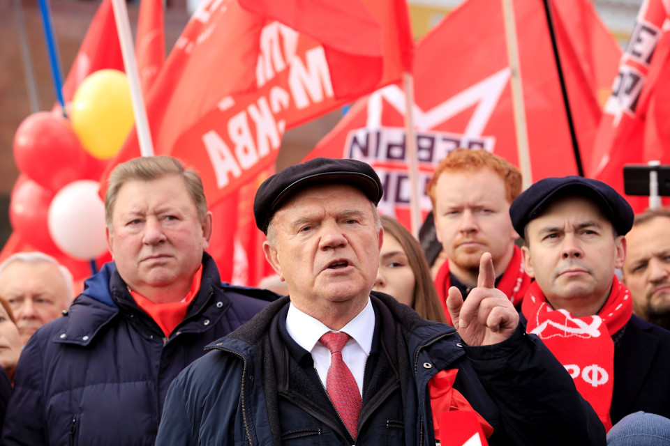 Chủ tịch đảng Cộng sản Liên bang Nga Gernady Ziuganov phát biểu tại buổi lễ kỷ niệm Kỷ niệm 104 năm Cách mạng Tháng Mười tại Nga. (Ảnh: Trần Hiếu/TTXVN)