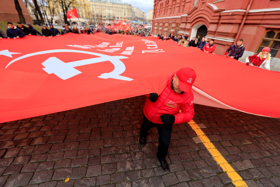 Lá cờ lớn biểu tượng cho lễ kỷ niệm đang được đưa vào quảng trường Đỏ. (Ảnh: Trần Hiếu/TTXVN)