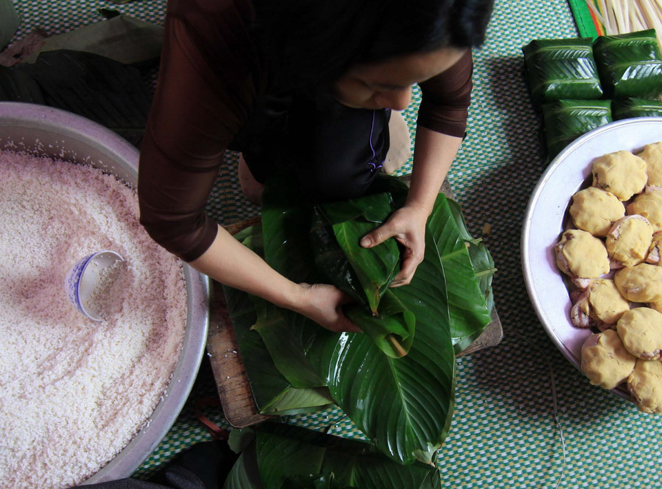 Bánh chưng của làng Tranh Khúc thường gói bằng tay nhưng vẫn đảm bảo độ chắc và vuông. (Ảnh: Vũ Sinh/TTXVN) 